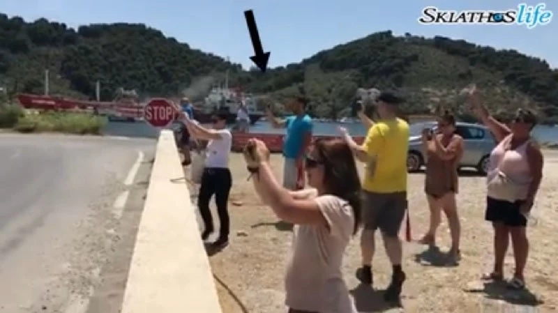 Τουρίστας στη Σκιάθο βιντεοσκοπεί την απογείωση αεροπλάνου και παίρνει επική τούμπα